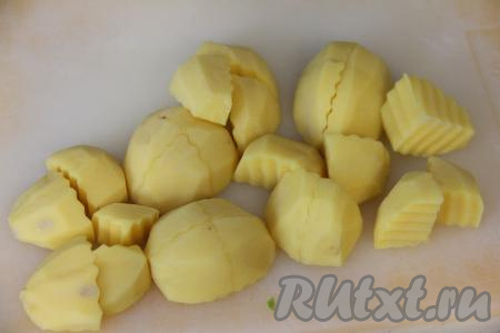 Картошку нарезать на крупные дольки.&nbsp;