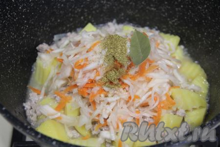 Сразу же выложить квашеную капусту. Добавить соль, специи по вкусу, лавровый лист. Добавляя соль, учитывайте, что квашеная капуста достаточно солёная.