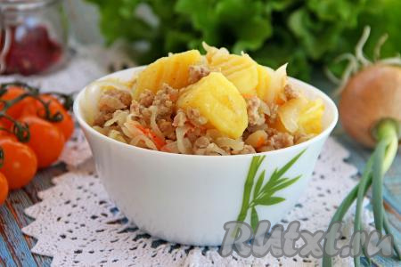 Разложить картошку, тушёную с квашеной капустой и фаршем, по тарелкам и подать очень вкусное, сытное, аппетитное блюдо в горячем виде к столу.