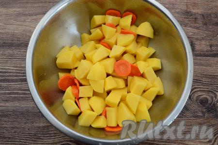 Посолить овощи по вкусу и перемешать.