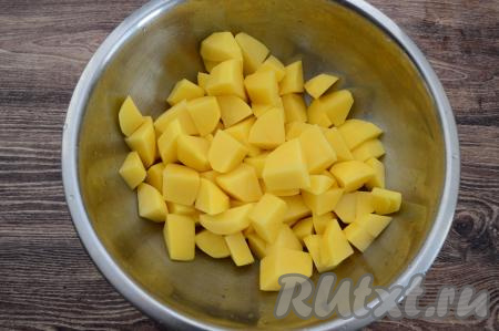 Картошку очистить, промыть, нарезать на достаточно крупные кубики. Сложить нарезанную картошку в глубокую миску.