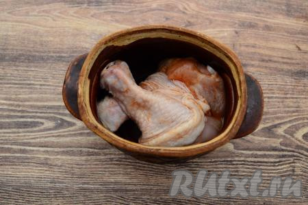 В каждый горшочек выложить по 2 куриных ножки. Я готовила в 3 горшочках объёмом по 600 миллилитров.