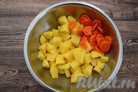 Морковку очистить, промыть, нарезать на кружочки, добавить в миску с картошкой.