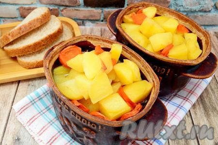 Готовое блюдо достать из духовки.