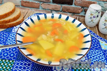 Аппетитный, насыщенный, очень вкусный куриный суп, сваренный с красной чечевицей и картофелем, разливаем по тарелкам и подаём к столу.