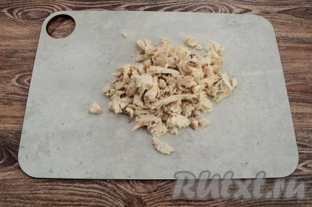 Пока варится чечевица, отделяем куриное мясо от костей. По желанию, нарезаем его на небольшие кусочки.