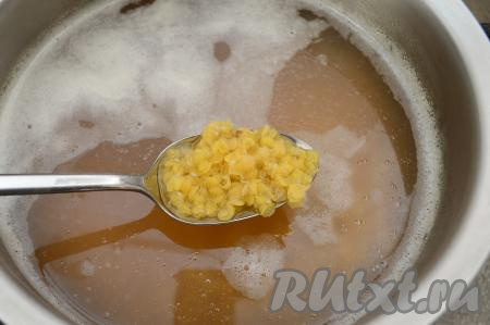 По прошествии 15-20 минут с момента закипания бульона красная чечевица у меня была полностью готова (она стала мягкой, достаточно разваренной), как на фото. Время варки во многом зависит от сорта красной чечевицы, поэтому, при необходимости, можете немного увеличить время варки.&nbsp;