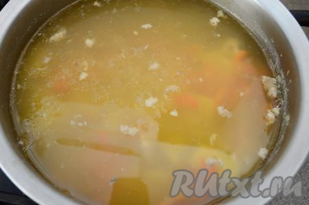 Доводим куриный суп с красной чечевицей до кипения, убавляем огонь и варим минут 15-20 (до готовности морковки и картошки, овощи должны стать мягкими, они будут легко прокалываться вилкой). Убираем суп с огня и можно сразу подавать к столу.