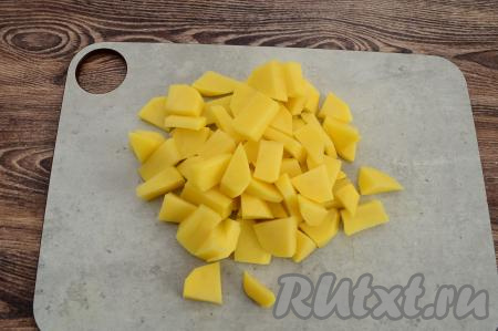 Очищаем картошку, нарезаем на средние кубики (или брусочки).