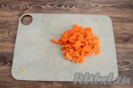 Очищенную морковку нарезаем на достаточно тонкие полукружочки (или четверть кружочки).
