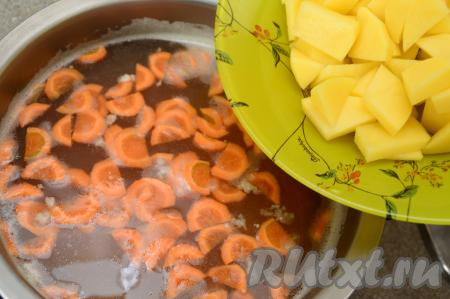 В кастрюлю со сварившейся чечевицей добавляем нарезанные морковку, картошку и куриное мясо, солим по вкусу.