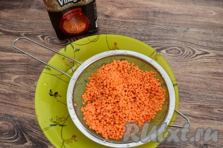 Красную чечевицу выкладываем в сито, тщательно промываем под проточной водой, лишней воде даём стечь. В кастрюлю с закипевшим куриным бульоном выкладываем подготовленную чечевицу, снова даём закипеть и уменьшаем огонь до минимума. Варим чечевицу минут 15-20.