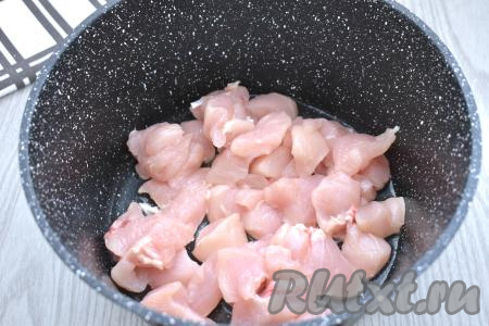 Куриное филе моем, немного обсушиваем, нарезаем на небольшие кубики (или брусочки), солим, перемешиваем. Разогреваем растительное масло в сковороде (или в кастрюле с толстым дном). Кусочки куриного филе выкладываем в горячее масло.