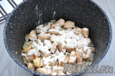 Спустя это время всыпаем к куриному филе и луку муку.