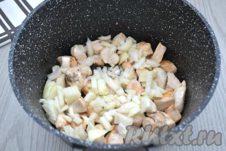К обжаренному куриному мясу добавляем очищенный и мелко нарезанный лук, перемешиваем. Обжариваем на среднем огне минуты 3-4 (до прозрачности лука), время от времени&nbsp; помешивая.