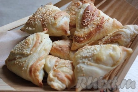 Аппетитная, вкусная, сытная самса с курицей из готового слоёного теста несомненно понравится и детям, и взрослым.
