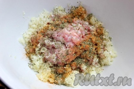 Для приготовления начинки срезать мясо с куриных бёдер (или других частей курицы) и мелко его порубить, добавить рубленый лук, петрушку, специи "для курицы".
