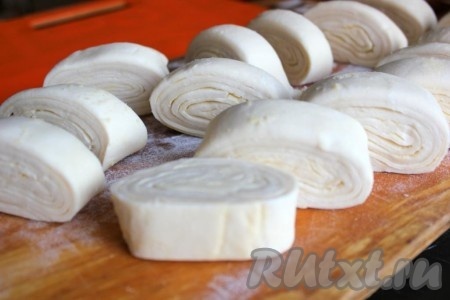 Рулет из слоёного теста нарезать на одинаковые кусочки.