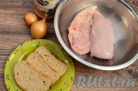 Подготовить продукты для приготовления котлет в силиконовой форме в духовке. Мясо для котлет выбирайте любое, например, свинину, курятину, говядину, можно взять и несколько видов мяса. Я взяла куриное филе. Мясо вымыть, обсушить.&nbsp;