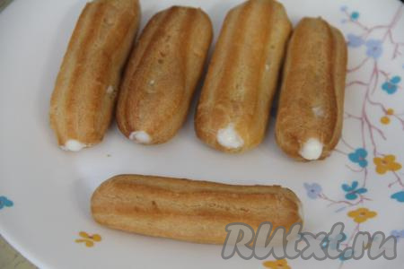 Постепенно наполнить кремом из рикотты все эклеры.