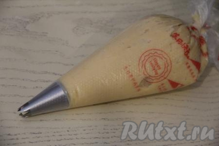 Переложить тесто в кулинарный мешок с насадкой.