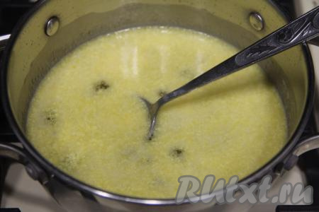 Поставить кастрюлю на достаточно сильный огонь, довести массу, периодически помешивая, до кипения (масло должно полностью растопиться).