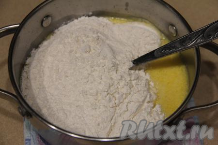 Немного уменьшить огонь. Всыпать просеянную муку в кипящую массу.