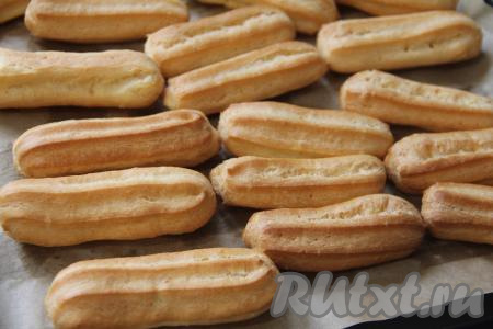 Выпекать эклеры в духовке, разогретой до 220 градусов, в течение 15 минут, затем убавить температуру до 200 градусов и, не открывая дверцу духовки, выпекать ещё минут 15. Готовые эклеры должны увеличиться в объёме и стать приятного золотистого цвета. Готовые эклеры достать из духовки полностью остудить. Постепенно испечь все эклеры. Из указанного количества ингредиентов у меня получилось 20 эклеров.