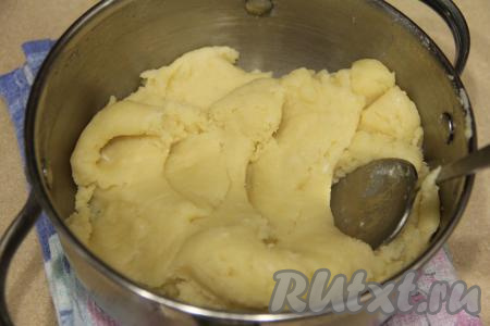 Сразу тщательно и быстро перемешать заварную массу столовой ложкой (или лопаткой). Масса должна стать пластичной и однородной, снять с огня.