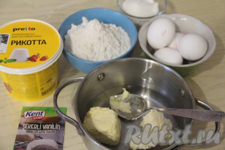 Прежде всего займёмся заварным тестом для эклеров, для этого в кастрюлю с толстым дном нужно влить воду, выложить сливочное масло, нарезанное на кусочки, всыпать соль.