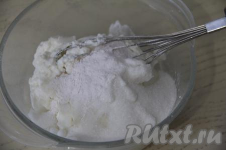 Для приготовления крема для эклеров нужно соединить в миске рикотту с сахаром и ванильным сахаром, перемешать венчиком и оставить минут на 10 (до полного растворения сахара).