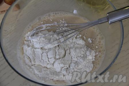 Всыпать в миску просеянную муку.&nbsp;