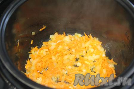 Обжарить овощи в течение 5-6 минут (до мягкости моркови), иногда помешивая.&nbsp;
