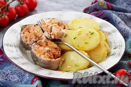 Разложить вкусные, нежные кусочки форели с картошкой из чаши мультиварки по тарелкам, посыпать, по желанию, нарезанной свежей зеленью и в горячем виде подать к столу.