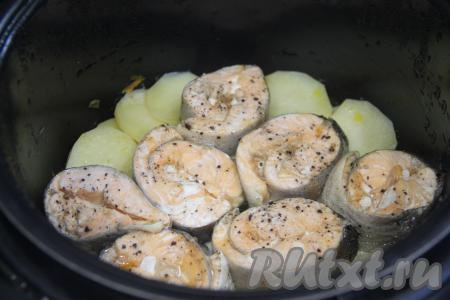 Закрыть крышку мультиварки, выставить на 1 час режим "Тушение". После звукового сигнала блюдо будет полностью готово.&nbsp;