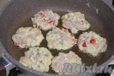 В сковороду влить растительное масло, разогреть. Затем в разогретое масло выкладывать по 1 столовой ложке котлетной массы, формируя круглые котлетки.&nbsp;