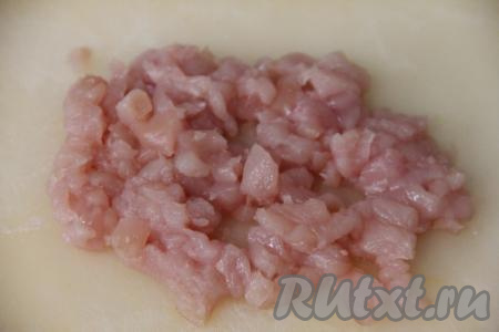 Куриное филе нарезать ножом на мелкие кусочки.&nbsp;