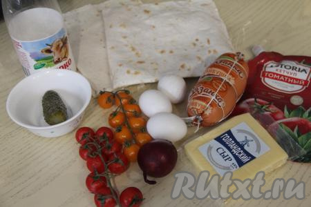 Подготовить продукты для приготовления пиццы из нарезанного лаваша в духовке. Лук очистить. Помидоры промыть водой. Я использовала помидоры черри, можно взять обычные помидоры.