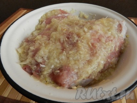 Кусок мяса вымыть, обсушить бумажными полотенцами. Натереть свинину со всех сторон луковым маринадом и оставить на 2-3 часа мариноваться.
