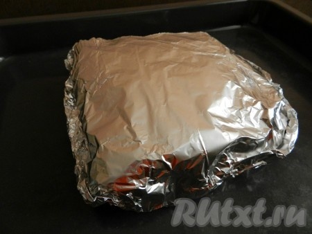 Плотно обернуть мясо фольгой, чтобы не вытекал сок, выделяющийся при запекании.
