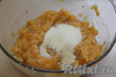 Перемешать фарш, добавить манку и снова перемешать. Оставить курино-тыквенный фарш минут на 20, чтобы манка немного набухла и котлеты в дальнейшем хорошо держали форму.&nbsp;