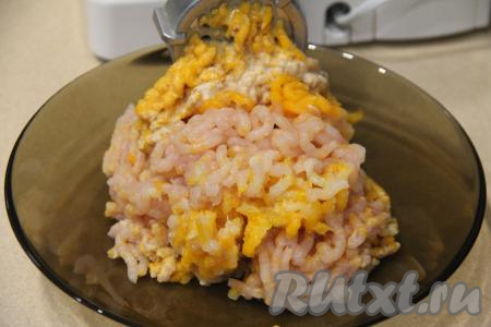 Куриное филе, лук, тыкву и хлеб, отжатый от лишней влаги, пропустить через мясорубку в глубокую миску.&nbsp;