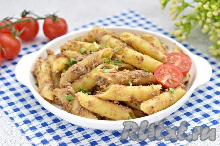 Нежные, вкусные макароны по-флотски, приготовленные с куриной печенью, раскладываем по тарелкам и в горячем виде подаём к столу, по желанию, посыпав нарезанной свежей зеленью. 