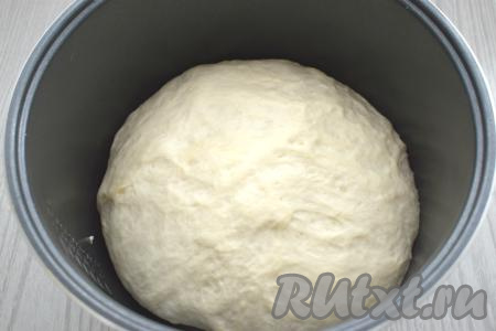 Накрываем миску с тестом полотенцем и убираем в тёплое место для подъёма на 1 час (до увеличения в объёме в 2-3 раза). Можно поместить тесто для подъёма и в мультиварку. Для этого дно съёмной чаши нужно смазать растительным маслом, выложить тесто, закрыть мультиварку крышкой и выставить режим "Мультиповар" на 1 час при температуре 35 градусов. Вот так поднялось дрожжевое тесто за 1 час.