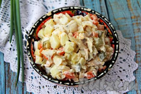 Нежный, вкусный салат, приготовленный из отваренного минтая с картошкой, подать к столу.&nbsp;