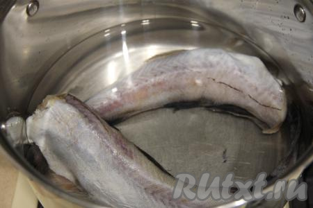 Минтая (я использовала 2 рыбки среднего размера) разморозить, удалить внутренности из брюшка вместе с чёрной плёночкой. Выложить рыбу в кастрюлю, залить полностью водой, поставить на достаточно сильный огонь.