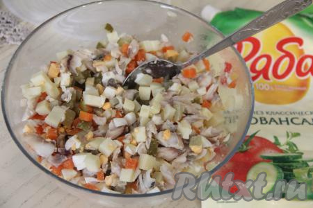 Очень хорошо перемешать рыбный салат.&nbsp;