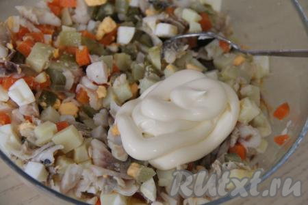 Заправить майонезом непосредственно перед подачей.&nbsp;