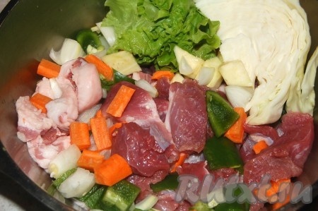 Приготовить мясо и овощи для получения котлетного фарша. Все порезать небольшими кусочками.