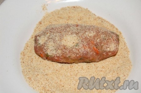 Формировать из фарша котлеты и обваливать каждую в панировочных сухарях.